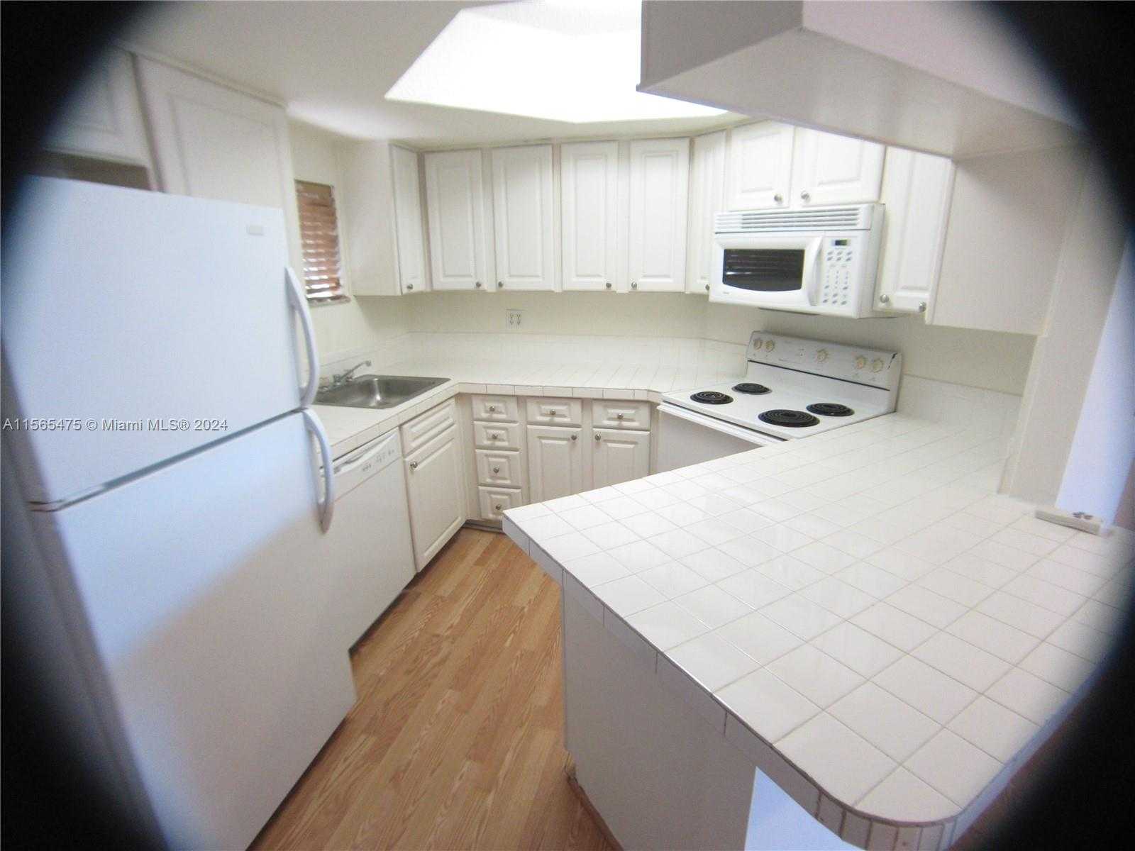 Small Image of 8363 LAKE DR #101, Doral Number 9