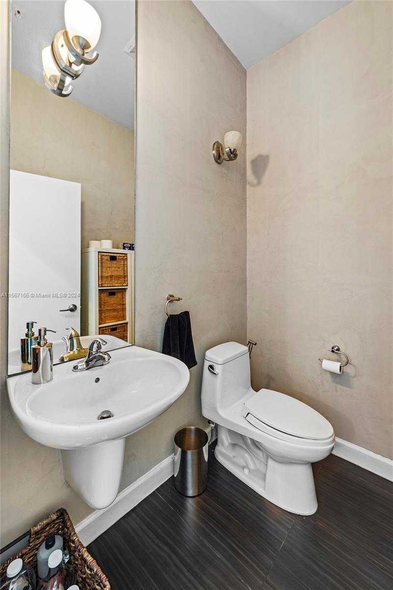 Small Image of 2001 MERIDIAN AVE #517, Miami Beach Number 21
