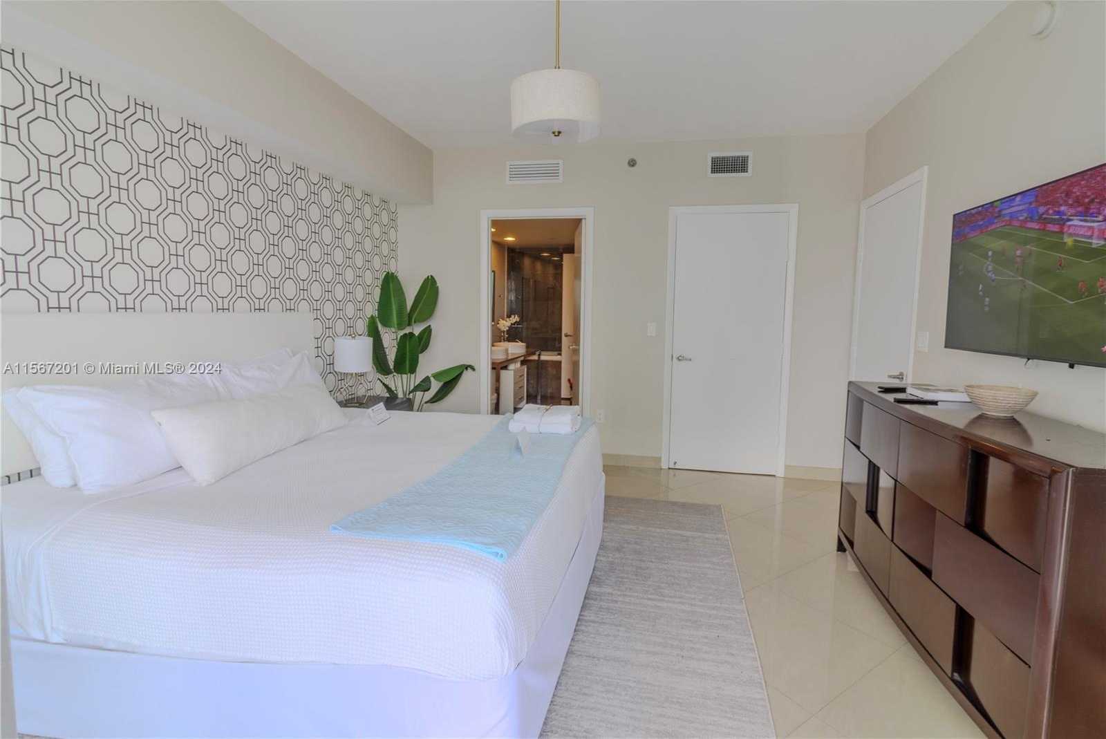 Small Image of 485 BRICKELL AVE #3703, Miami Number 15