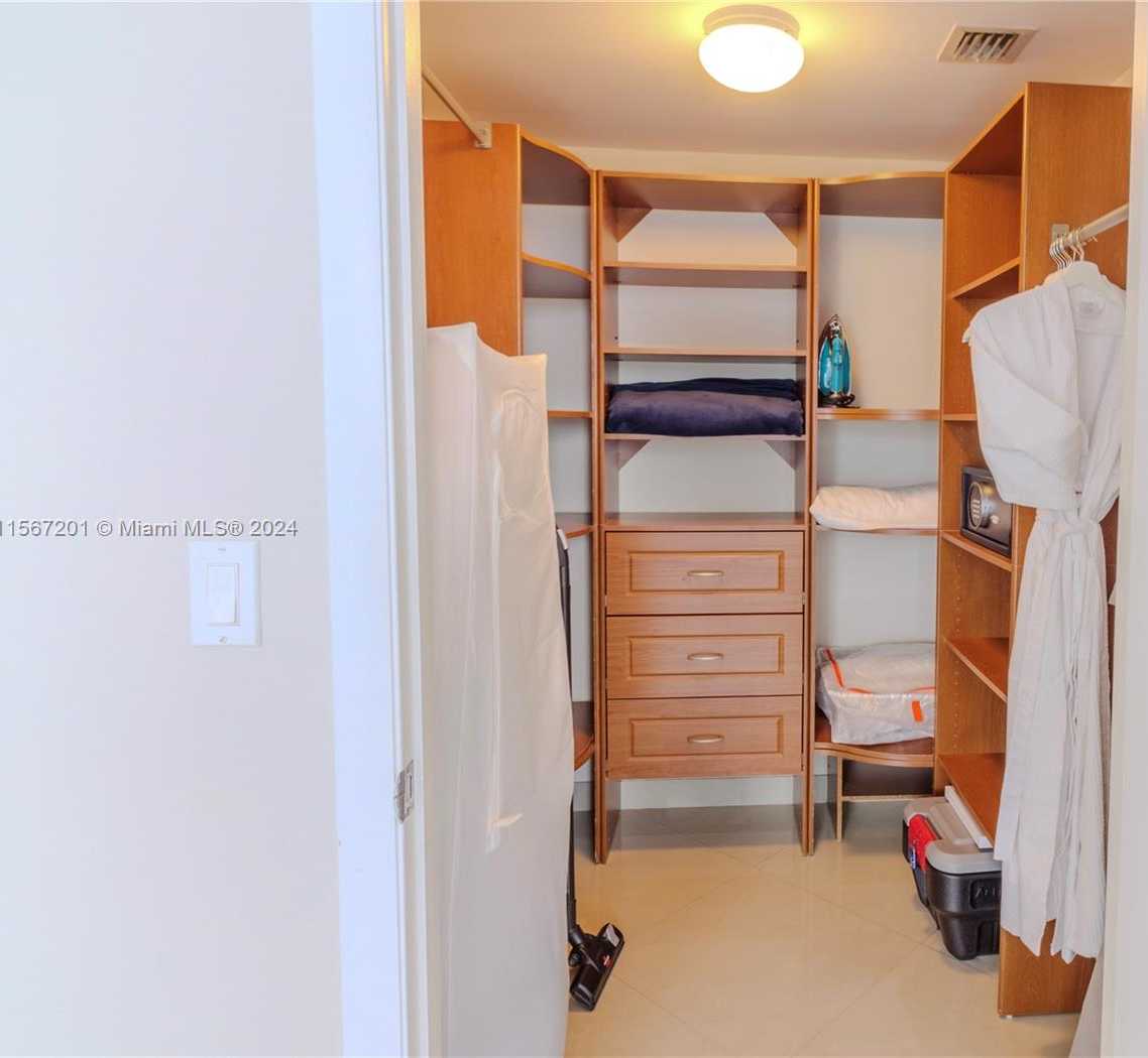 Small Image of 485 BRICKELL AVE #3703, Miami Number 17