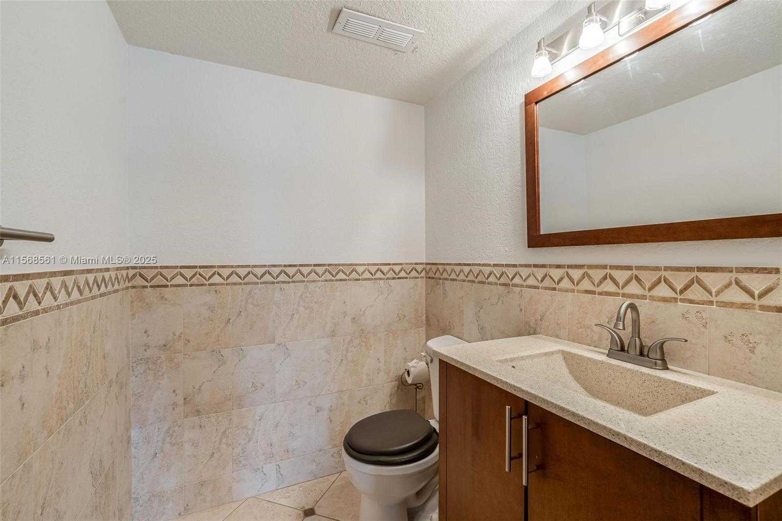 Small Image of 106 LAKE EMERALD DR #210, Oakland Park Number 14