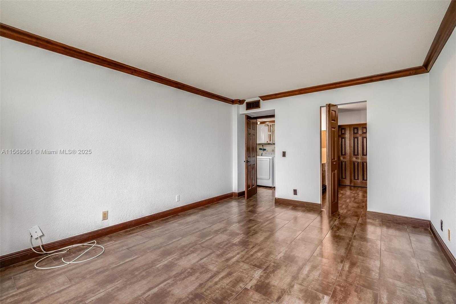 Small Image of 106 LAKE EMERALD DR #210, Oakland Park Number 18