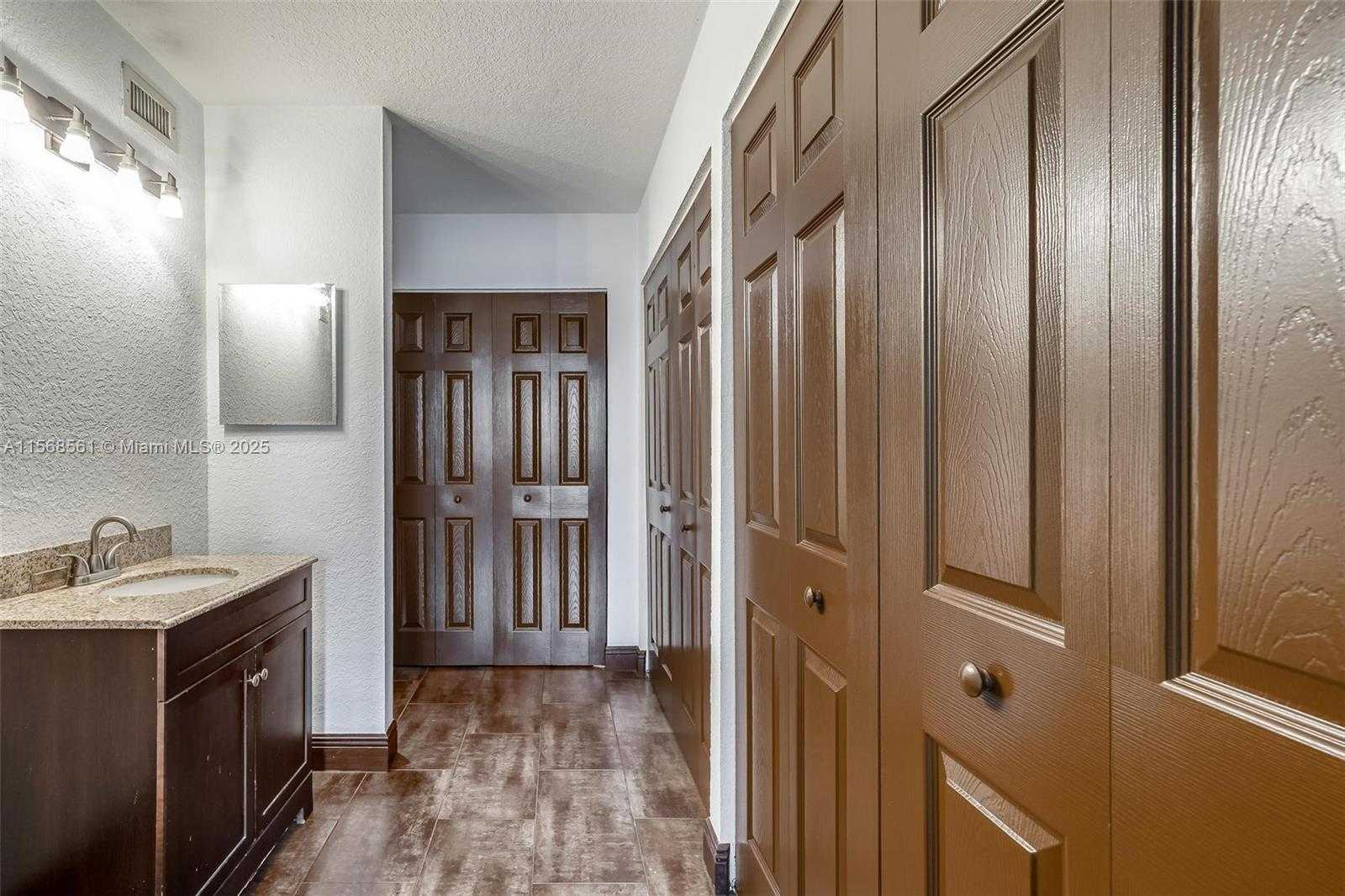 Small Image of 106 LAKE EMERALD DR #210, Oakland Park Number 19