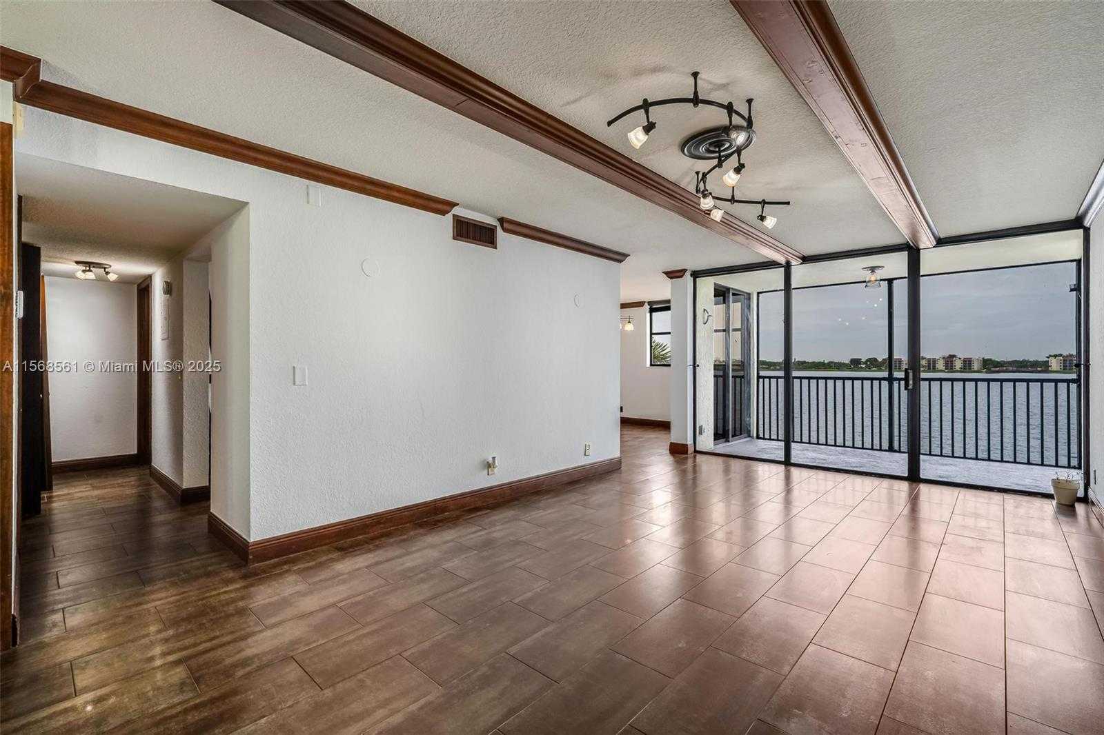 Small Image of 106 LAKE EMERALD DR #210, Oakland Park Number 2