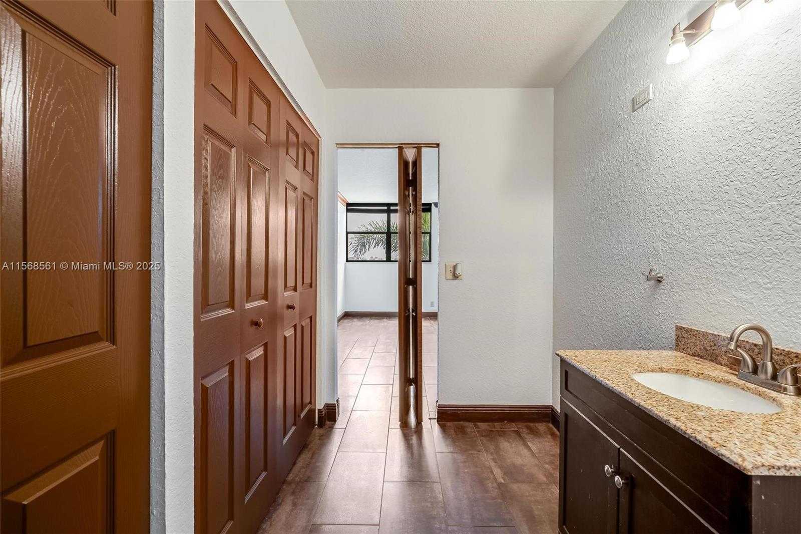 Small Image of 106 LAKE EMERALD DR #210, Oakland Park Number 20