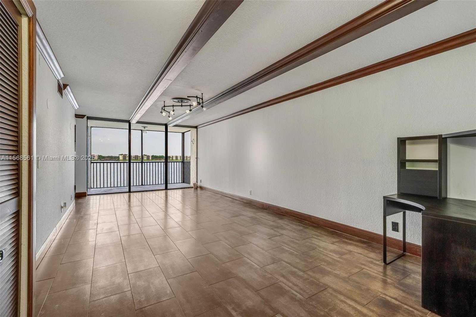 Small Image of 106 LAKE EMERALD DR #210, Oakland Park Number 4