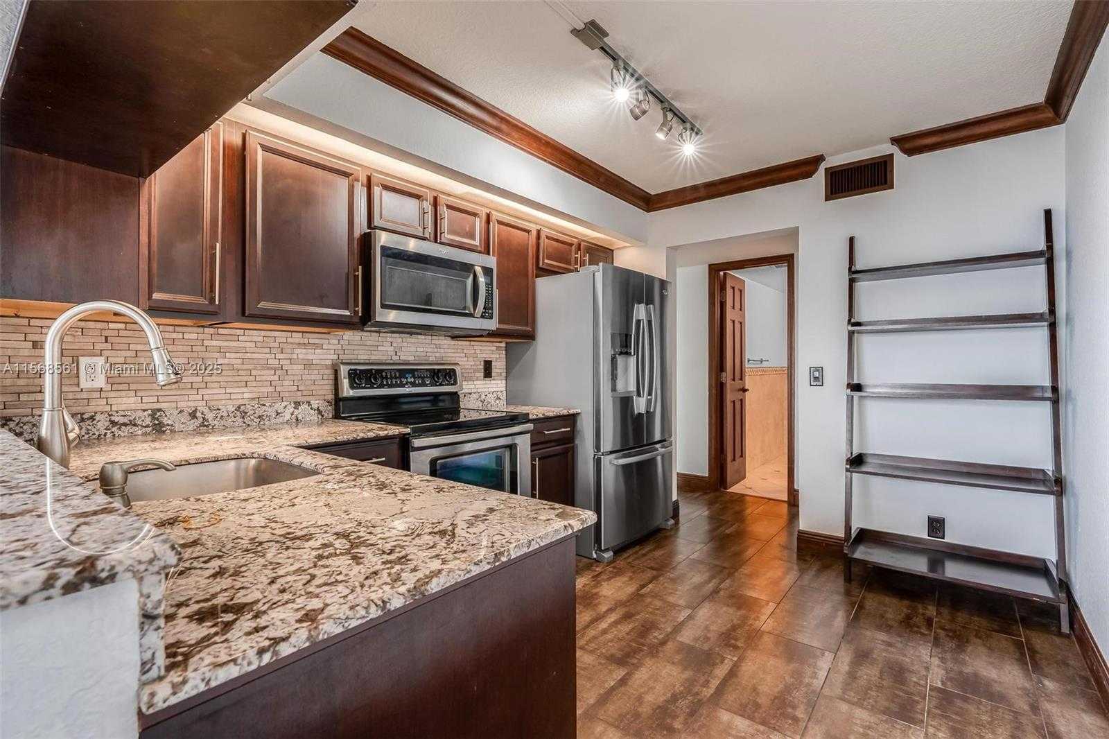 Small Image of 106 LAKE EMERALD DR #210, Oakland Park Number 8