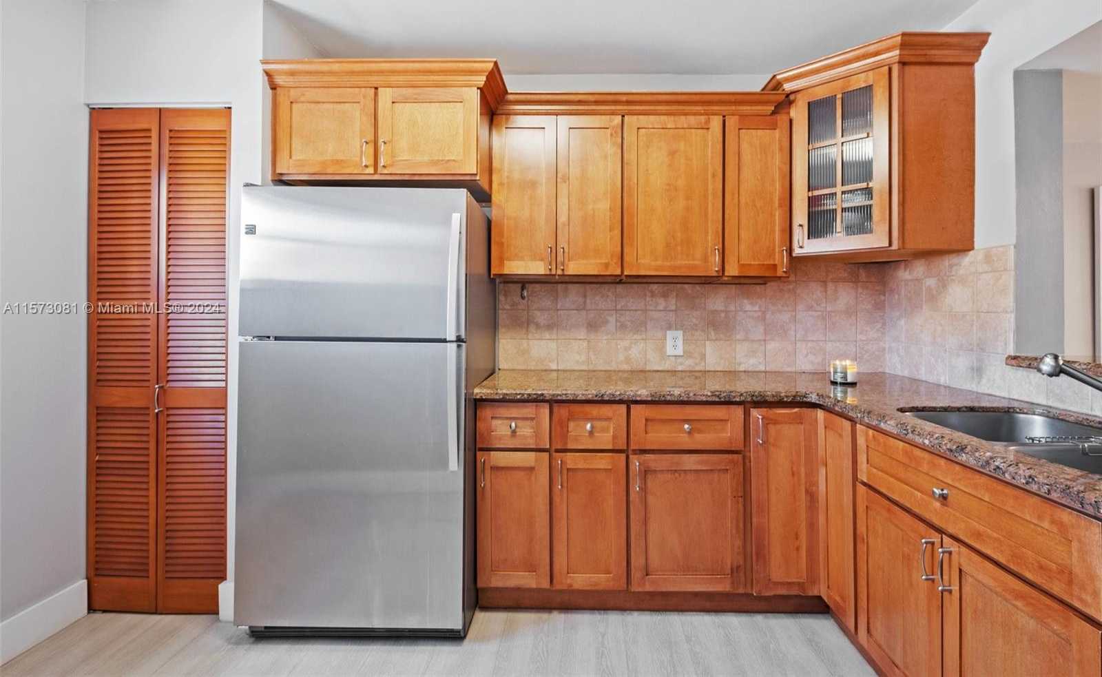 Small Image of 11 OLIVE DR #H, Hialeah Number 10