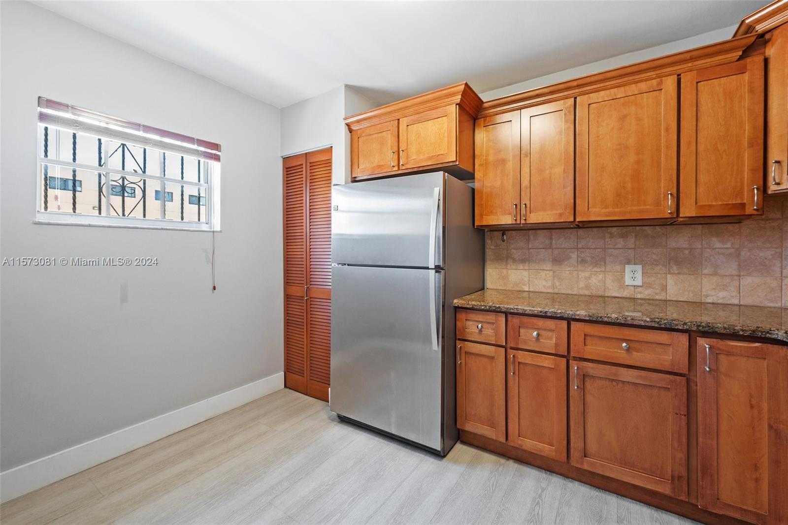 Small Image of 11 OLIVE DR #H, Hialeah Number 11
