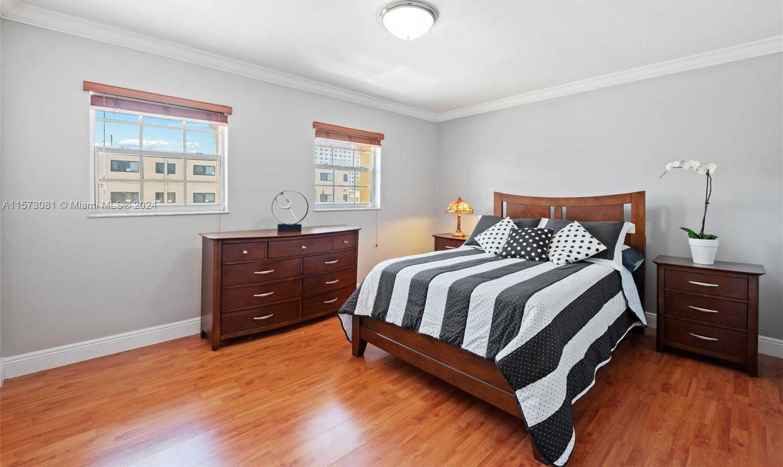 Small Image of 11 OLIVE DR #H, Hialeah Number 19