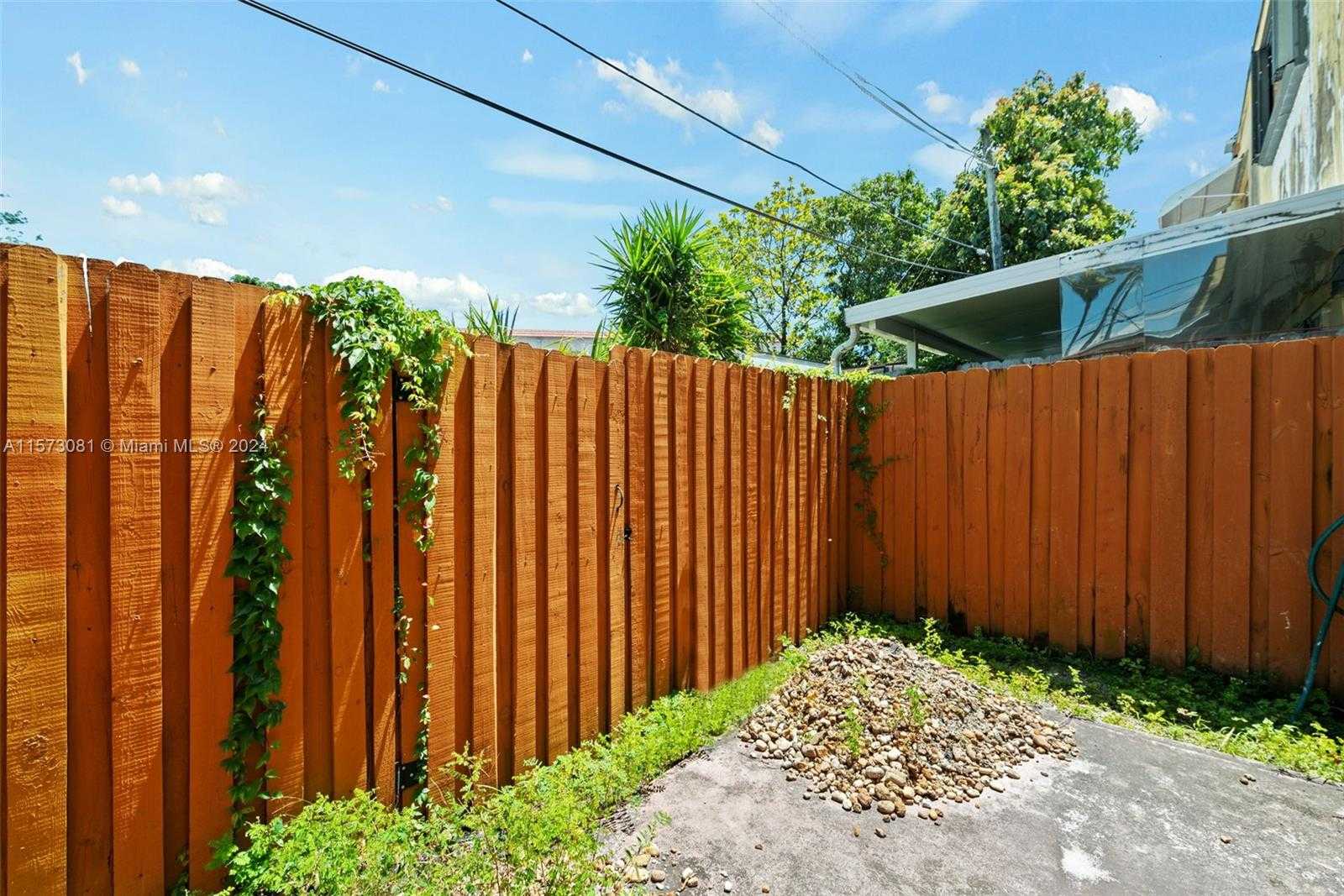 Small Image of 11 OLIVE DR #H, Hialeah Number 23