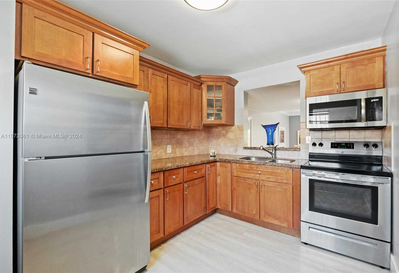 Small Image of 11 OLIVE DR #H, Hialeah Number 9