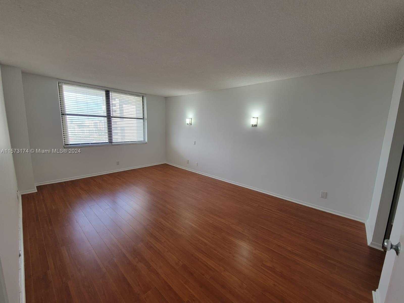 Small Image of 18151 #2012, Aventura Number 25