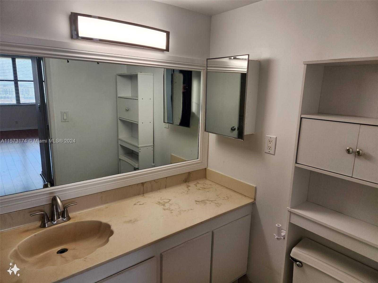 Small Image of 18151 #2012, Aventura Number 32