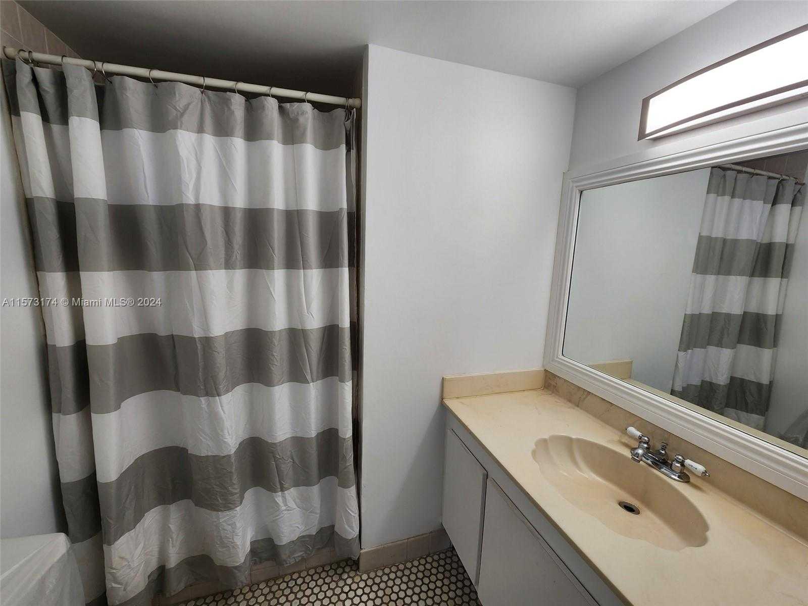Small Image of 18151 #2012, Aventura Number 35