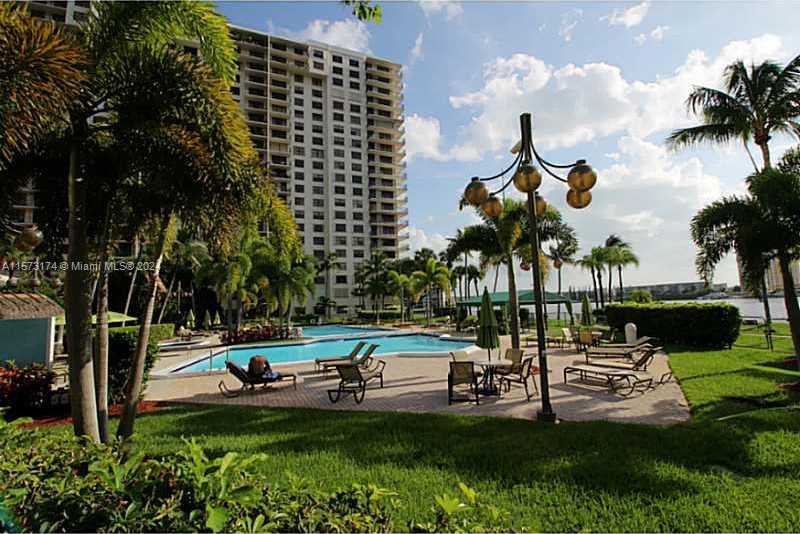 Small Image of 18151 #2012, Aventura Number 4