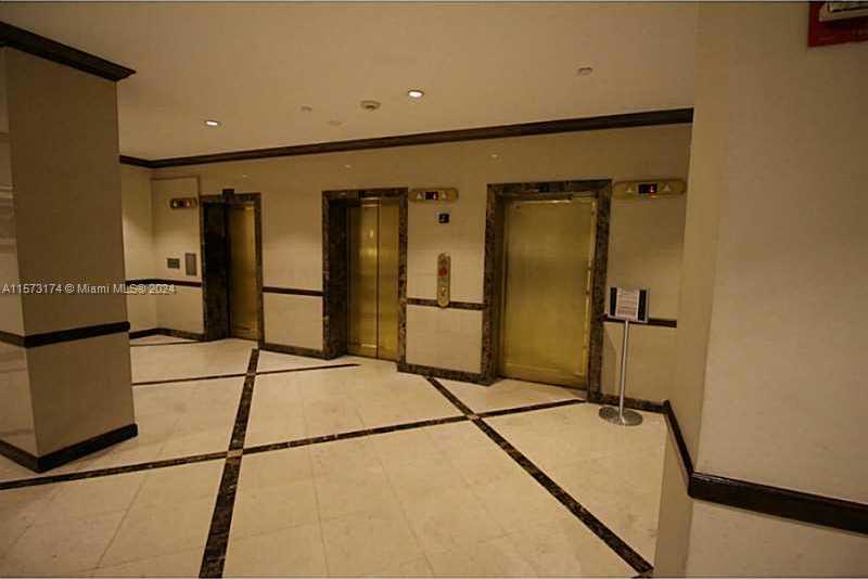 Small Image of 18151 #2012, Aventura Number 7