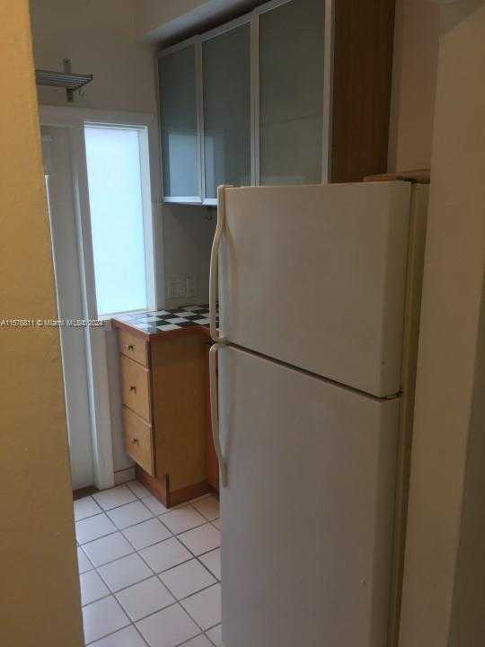 Small Image of 4720 PINE TREE DR #17, Miami Beach Number 2
