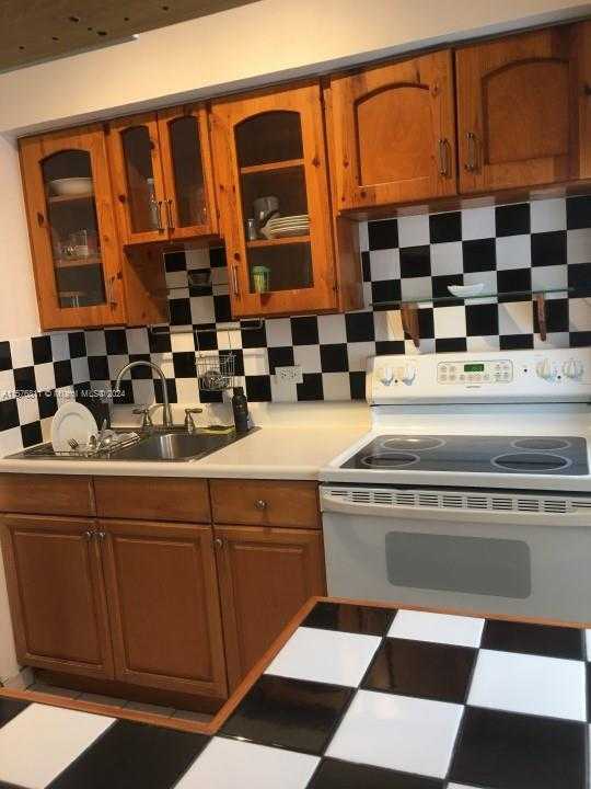 Small Image of 4720 PINE TREE DR #17, Miami Beach Number 3