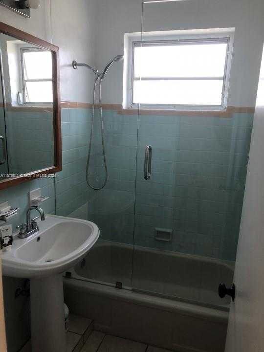Small Image of 4720 PINE TREE DR #17, Miami Beach Number 5