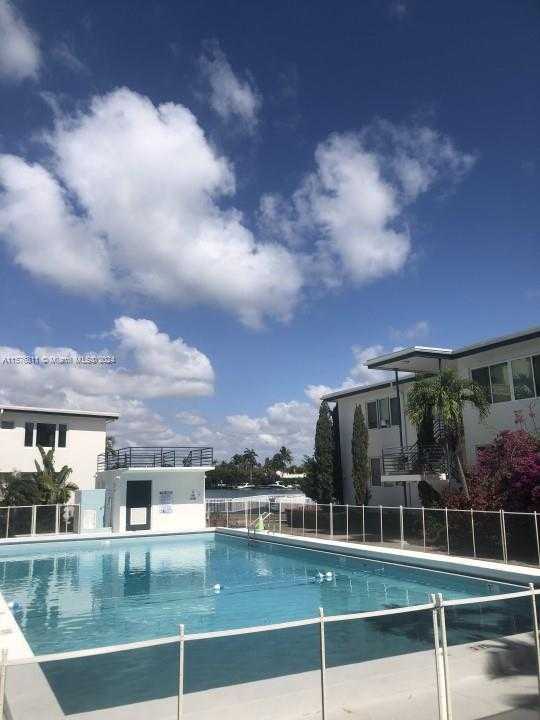 Small Image of 4720 PINE TREE DR #17, Miami Beach Number 8
