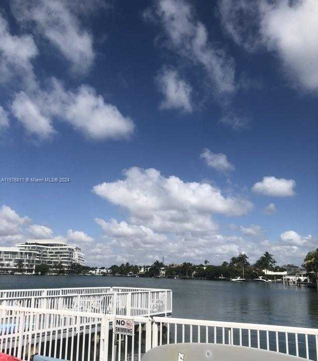 Small Image of 4720 PINE TREE DR #17, Miami Beach Number 9