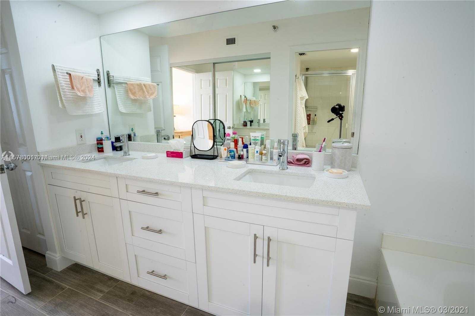 Small Image of 3530 Mystic Pointe Dr, Aventura, FL 33180, USA Number 17