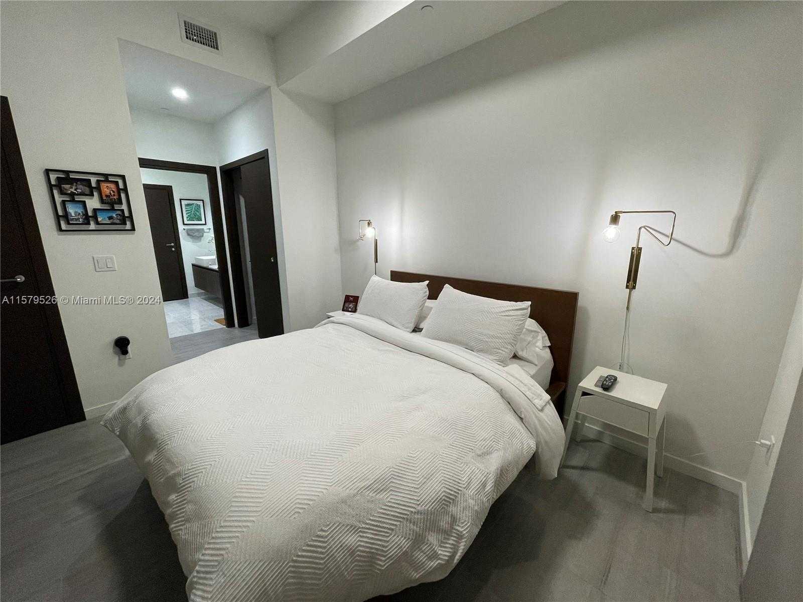 Small Image of 1000 #1811, Miami Number 8