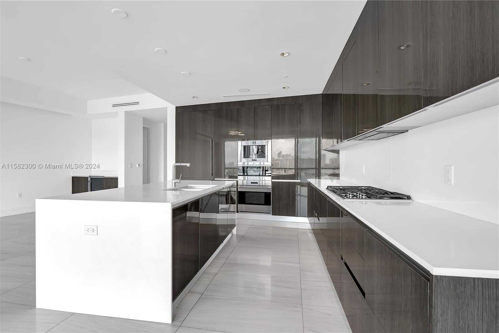 Small Image of 3300 NE 188th St, Aventura, FL 33180, USA Number 7