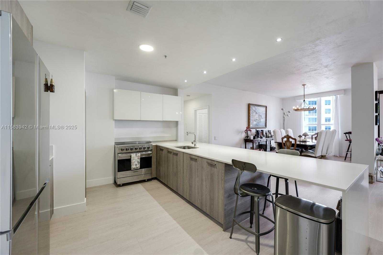 Small Image of 701 BRICKELL KEY BLVD #LPH-06, Miami Number 14