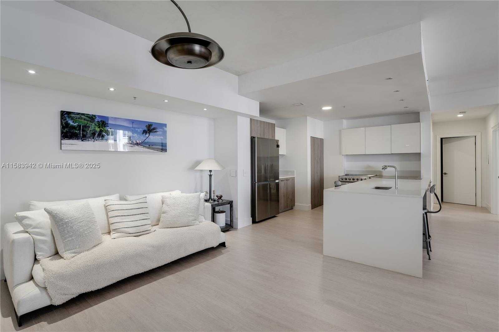 Small Image of 701 BRICKELL KEY BLVD #LPH-06, Miami Number 4
