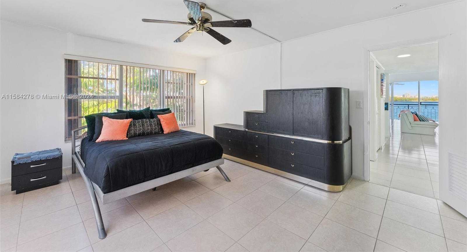 Small Image of 11111 BISCAYNE BLVD #3A, Miami Number 18