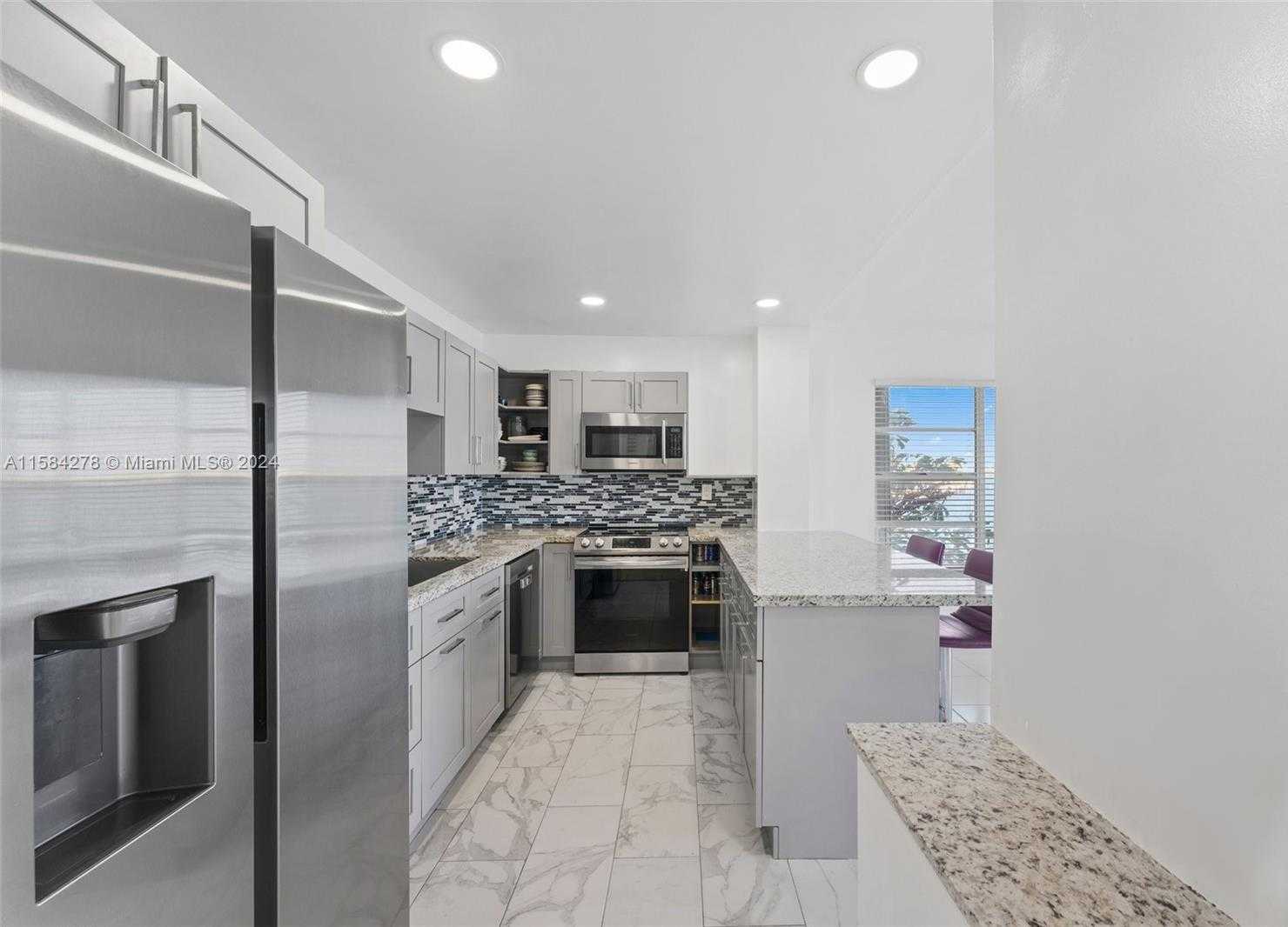 Small Image of 11111 BISCAYNE BLVD #3A, Miami Number 4