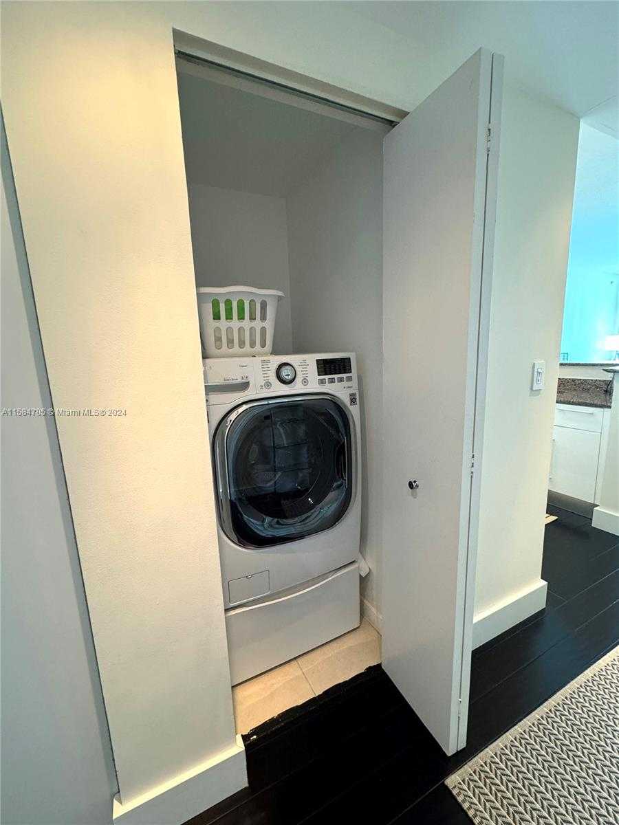 Small Image of 335 SOUTH BISCAYNE BLVD #2403, Miami Number 3