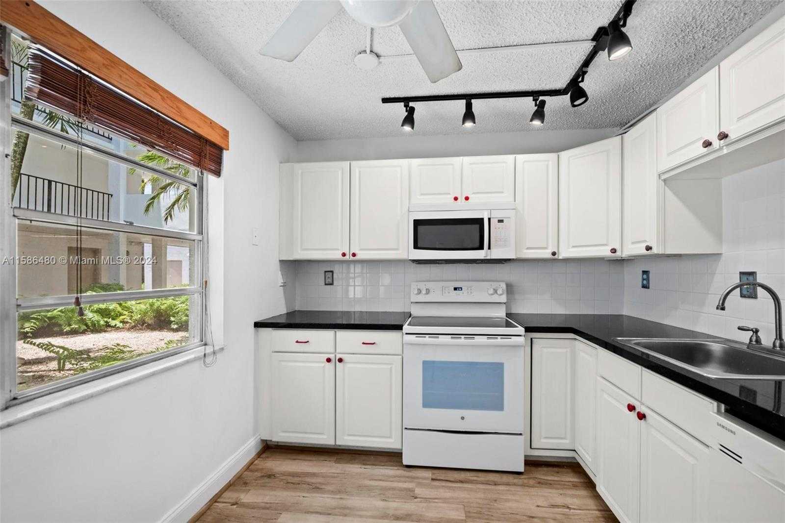 Small Image of 6923 CYPRESS RD #A15, Plantation Number 9