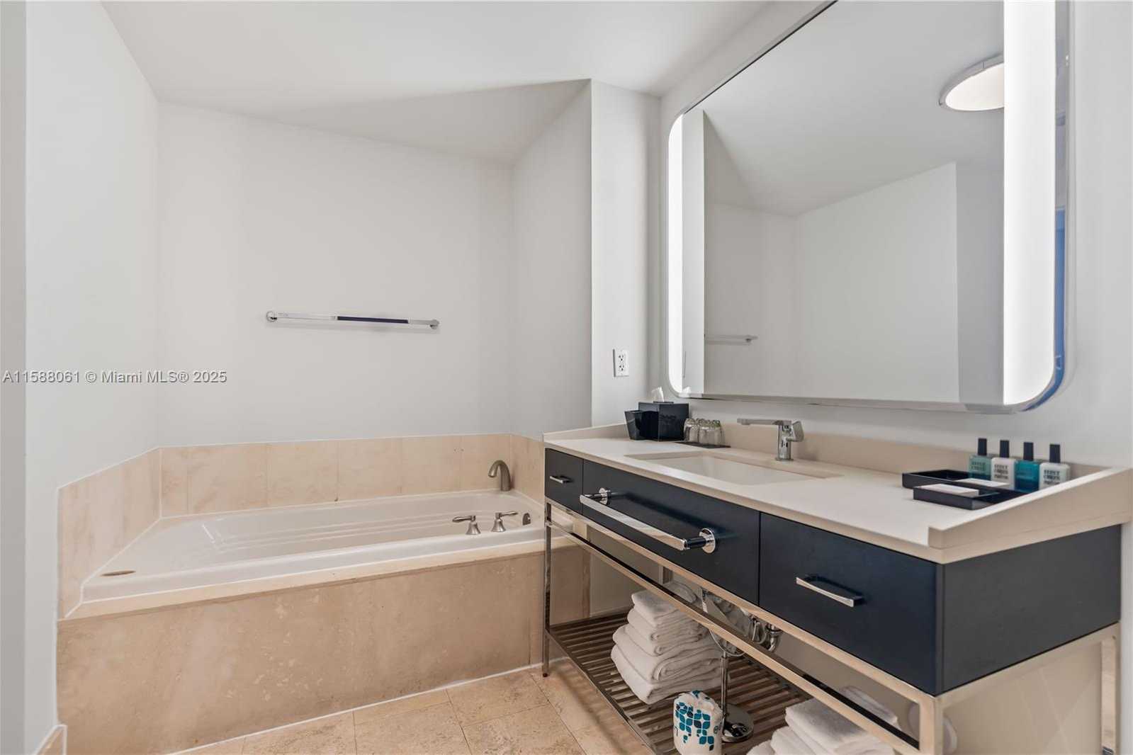 Small Image of 4401 COLLINS AVE #2501, Miami Beach Number 15