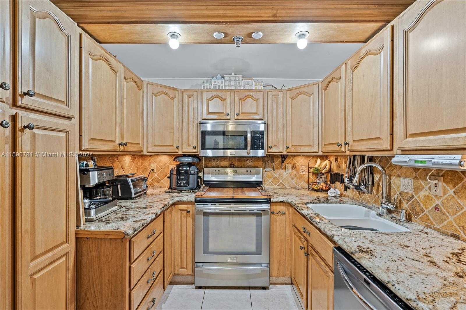 Small Image of 2401 COLLINS AVE #404, Miami Beach Number 10