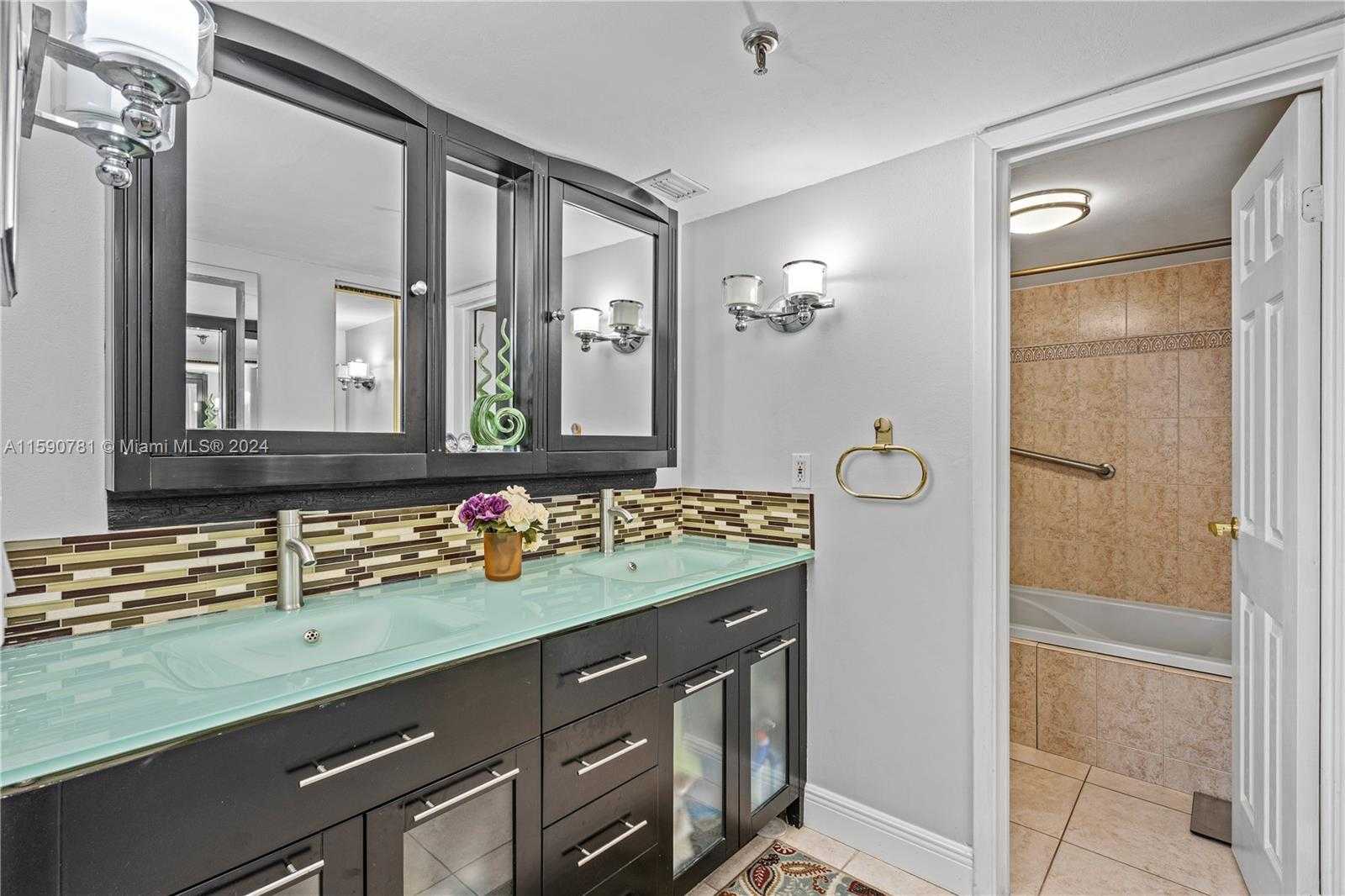 Small Image of 2401 COLLINS AVE #404, Miami Beach Number 30