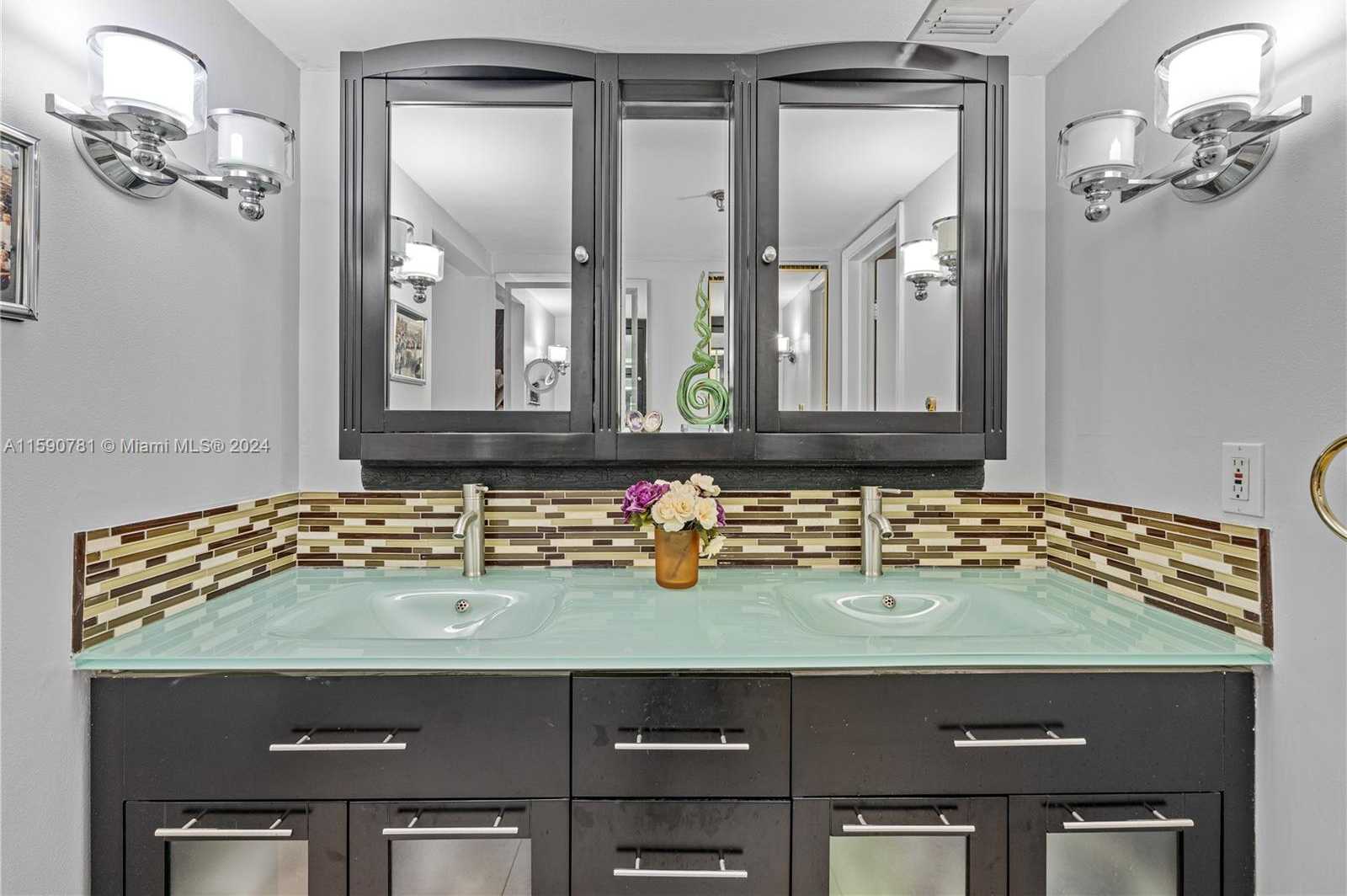 Small Image of 2401 COLLINS AVE #404, Miami Beach Number 31