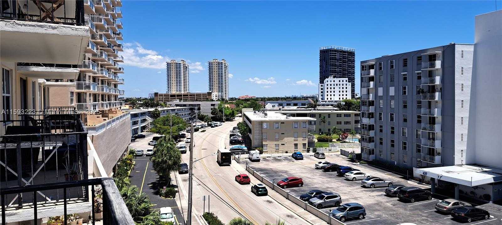 Small Image of 427 GOLDEN ISLES DR #5H, Hallandale Beach Number 4
