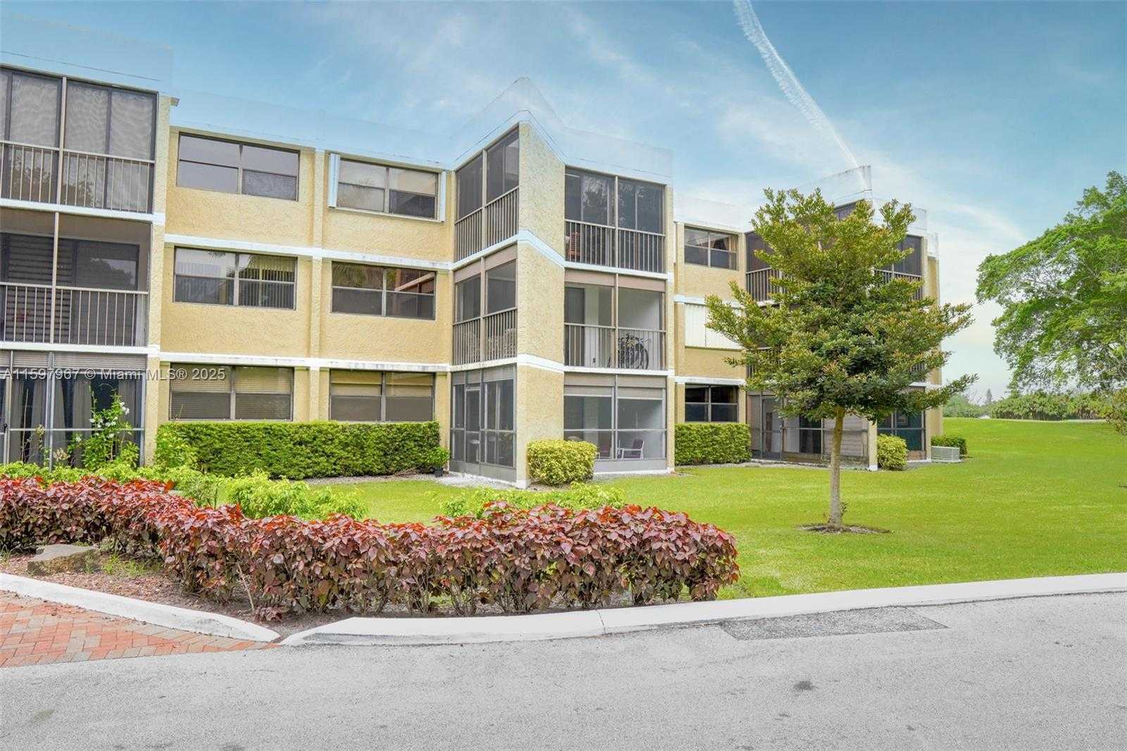 Small Image of 16100 GOLF CLUB RD #210, Weston Number 2
