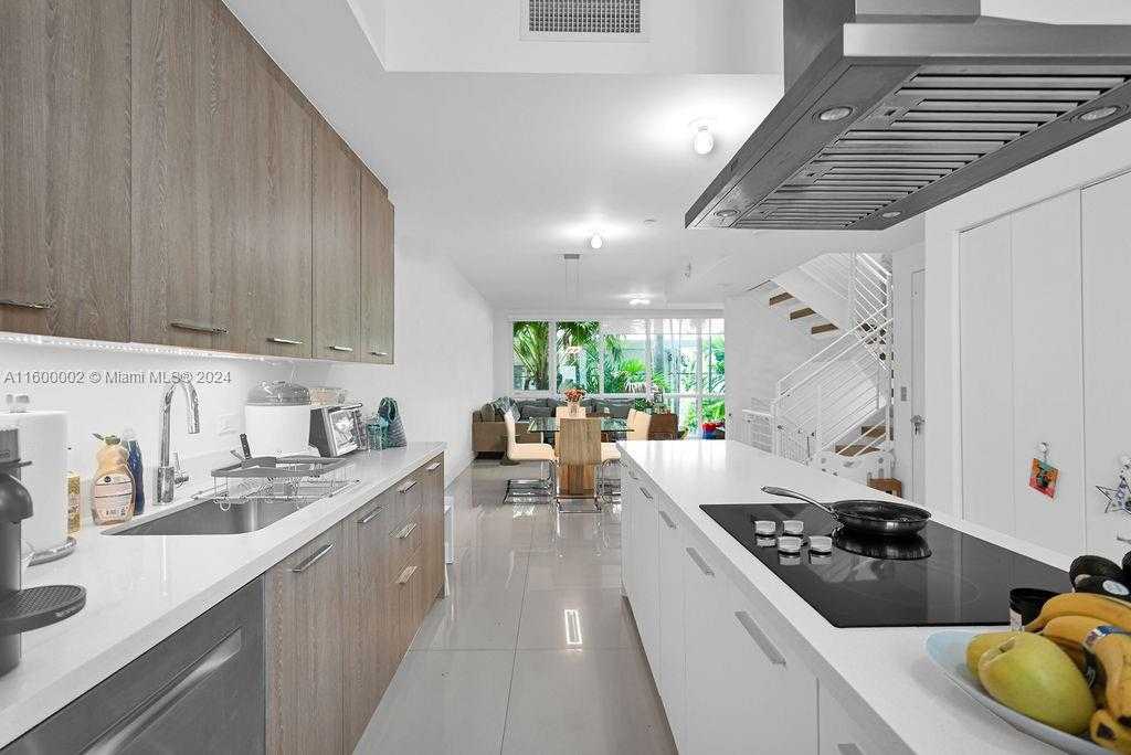 Small Image of 1000 99TH ST #14, Bay Harbor Islands Number 3