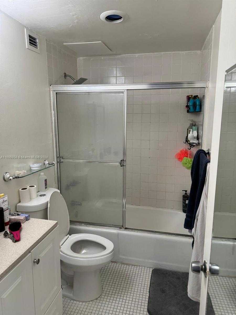 Small Image of 400 KINGS POINT DR #527, Sunny Isles Beach Number 3