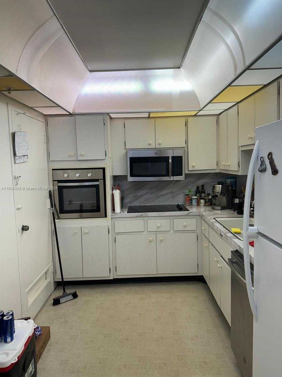 Small Image of 400 KINGS POINT DR #527, Sunny Isles Beach Number 4