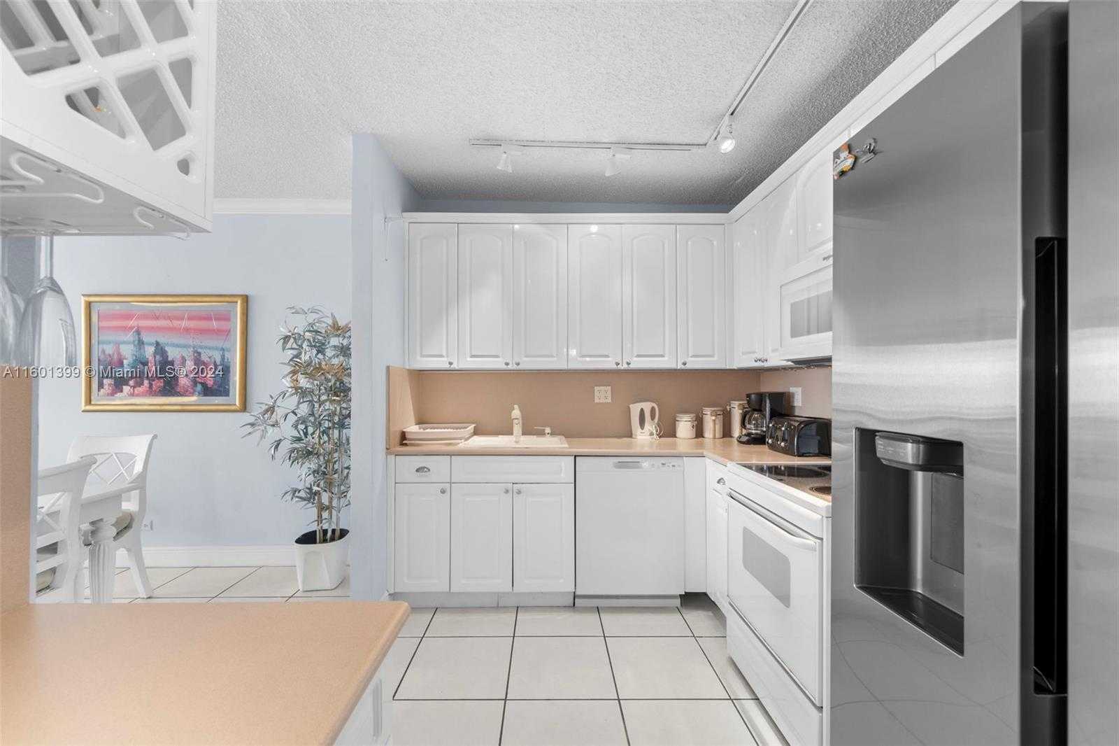 Small Image of 5601 COLLINS AVE #823, Miami Beach Number 14