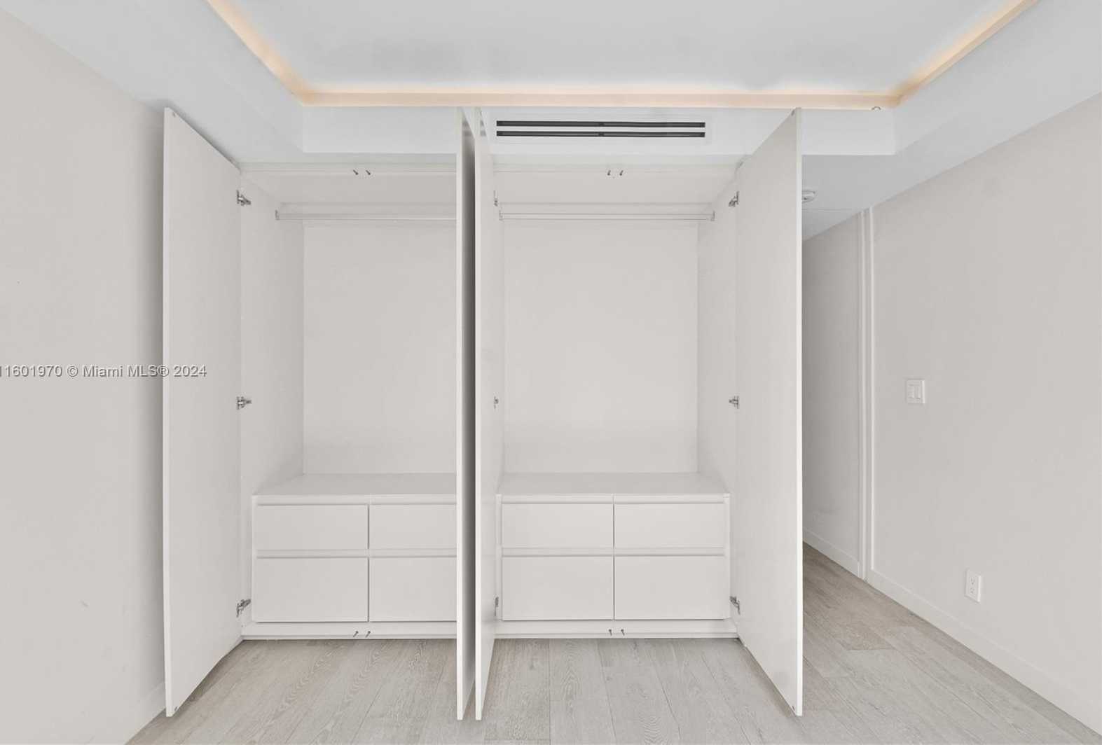 Small Image of 5700 COLLINS AVE #7A, Miami Beach Number 17