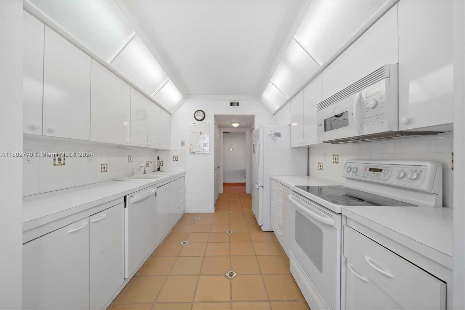 Small Image of 19707 TURNBERRY WAY #6K, Aventura Number 8