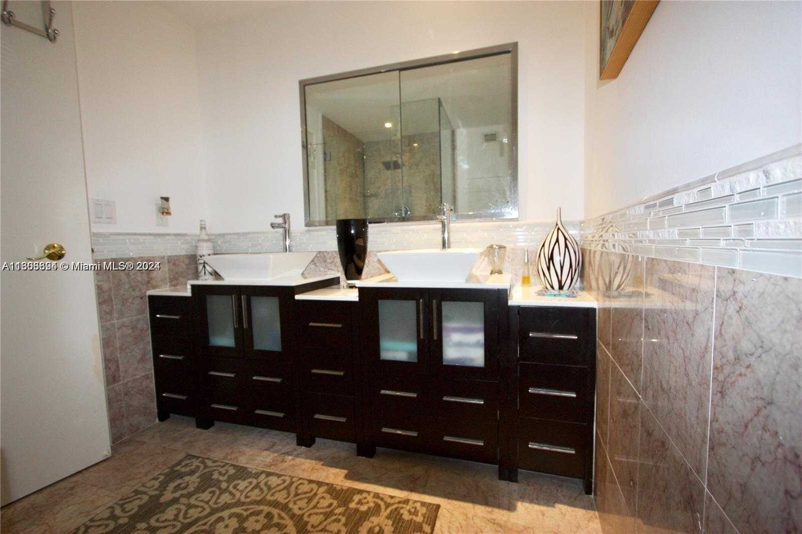 Small Image of 5255 #15B, Miami Beach Number 10