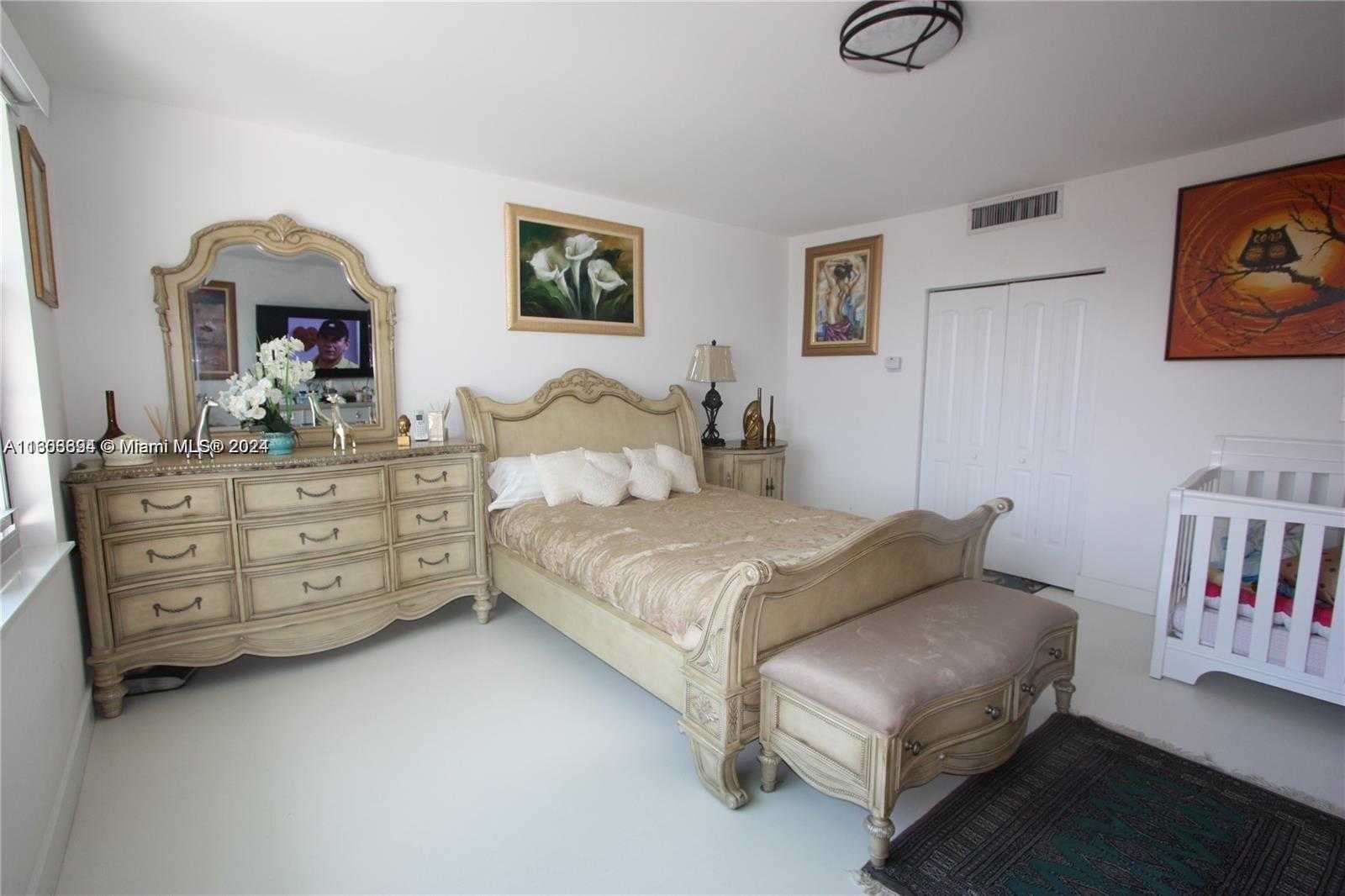 Small Image of 5255 #15B, Miami Beach Number 6