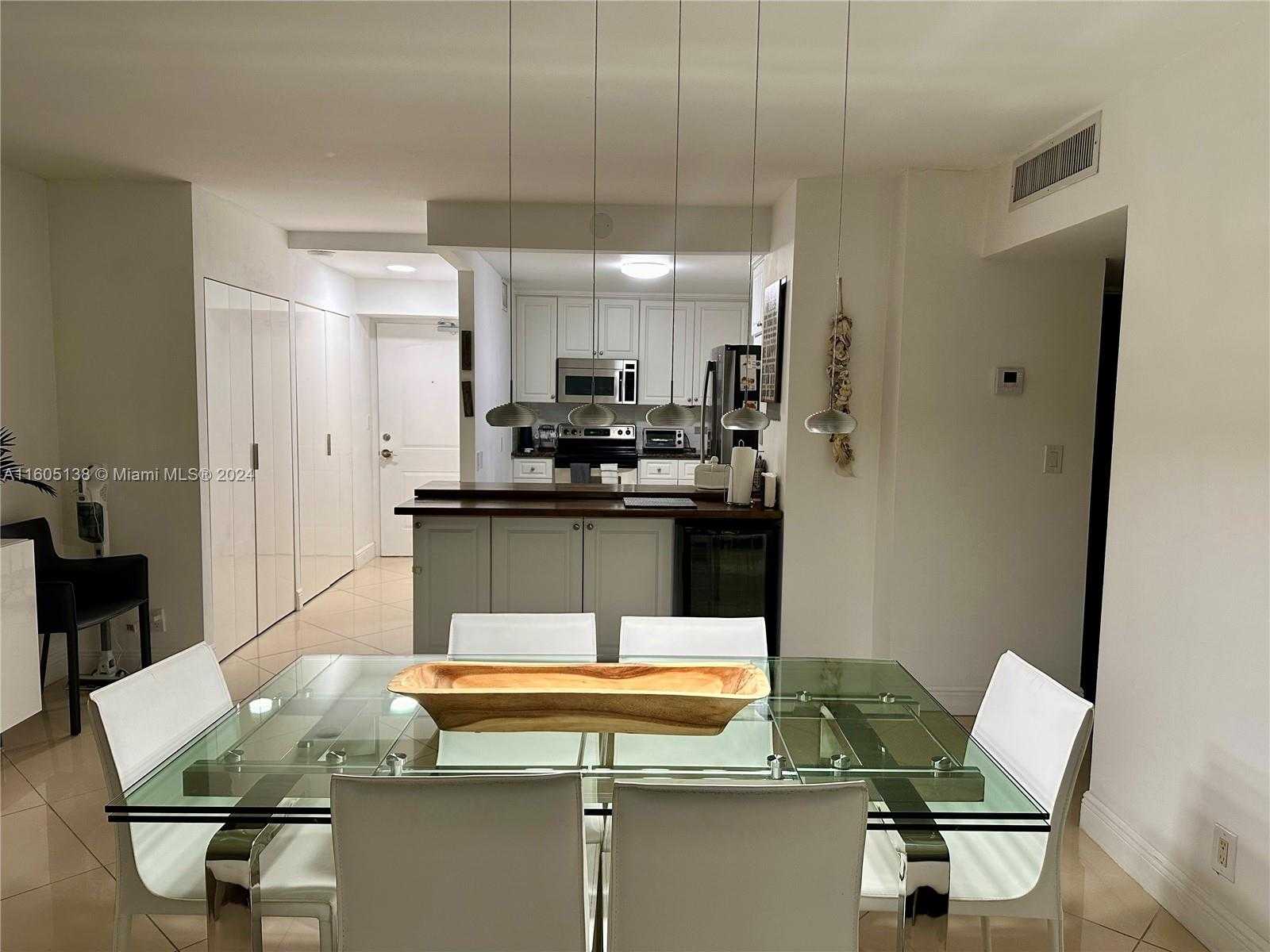 Small Image of 100 BAYVIEW DR #1405, Sunny Isles Beach Number 16